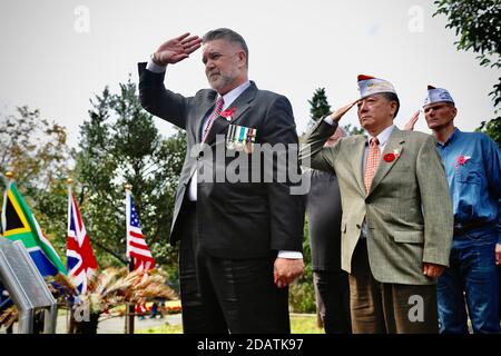 Veteranen, Angehörige der Armee und Vertreter ausländischer Länder legen Kränze ab und zollen den Verstorbenen im Ersten und Zweiten Weltkrieg während des Gedenktages im Taiwan POW Memorial and Peace Park in Taipei City Tribut. Stockfoto