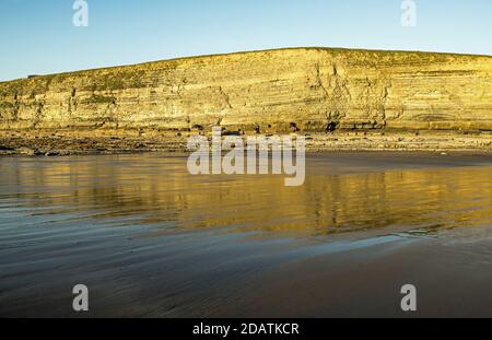 Die Kalksteinfelsen der Dunraven Bay auf dem Glamorgan Heritage Küste in Südwales Stockfoto