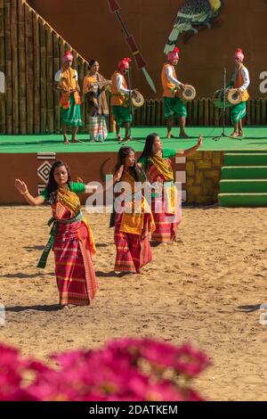 Naga Tanz wird von Frauenvolk in Kisama Heritage Dorf durchgeführt In Nagaland Indien während des Hornbill-Festivals am 4. Dezember 2016 Stockfoto