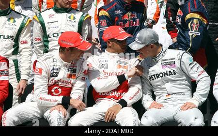 Datei Foto vom 14-03-2010 von Lewis Hamilton und Jenson Button Chat mit Michael Schumacher. Stockfoto