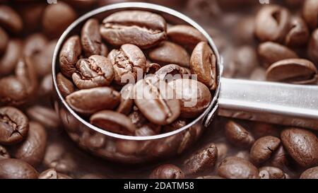 Nahaufnahme von Kaffeesamen. Duftende Kaffeebohnen sind gerösteter Rauch kommt von Kaffeebohnen. Stockfoto