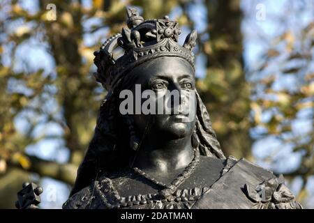 Detail einer Bronzestatue der Königin Victoria vor dem Rathaus von Scarborough. Nur wenige Städte auf den Britischen Inseln haben keine Gedenkstatuar von ihr Stockfoto