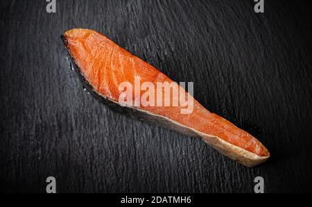 Stück geräucherter Fisch Rosa Lachs auf Schiefertafel. Fische aus nächster Nähe. Stockfoto