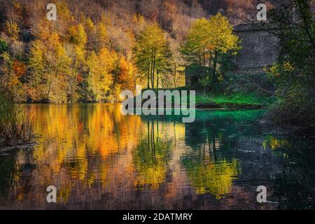 Autumn foliage. Woods and lake of Isola Santa old village. Garfagnana, Tuscany, Italy, Europe. Stockfoto