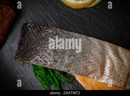 Stück geräucherter Fisch Rosa Lachs auf Schiefertafel. Fischwaage aus nächster Nähe. Stockfoto