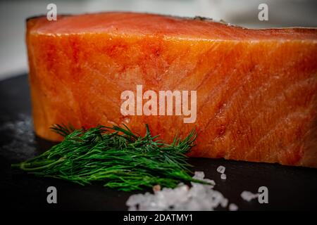 Stück geräucherter Fisch Rosa Lachs auf Schiefertafel. Fische aus nächster Nähe. Stockfoto