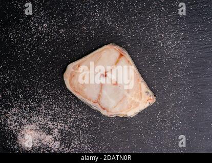 Rohes Wels Steak mit Salz auf Schiefertafel. Draufsicht. Stockfoto