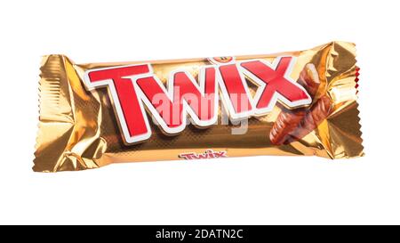 Kiew, Ukraine- 29. März 2018: Twix Cookie Bars isoliert auf weißem Hintergrund. Twix Bars werden von Mars Incorporated produziert. Der Twix-Name wurde in Sin verwendet Stockfoto