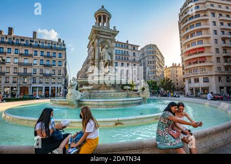 17 sep 2020, Lyon, Frankreich: Brunnen am Jacobin Platz mit entspannenden Menschen und Touristen Stockfoto