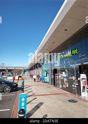 Broughton Shopping Park ein Einkaufszentrum in Broughton Flintshire Wales. Eröffnet im Juni 1999 ist es der verkehrsreichste Einkaufspark in Nord-Wales Stockfoto