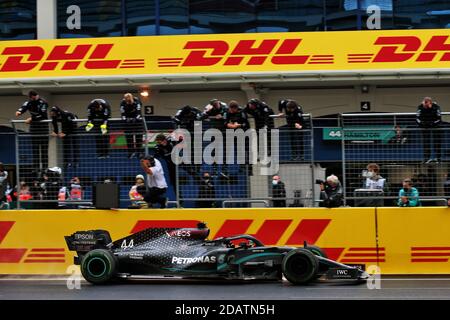 Lewis Hamilton (GBR) Mercedes AMG F1 W11 überquert die Linie seiner Boxencrew, um den Großen Preis der Türkei im Istanbul Park zu gewinnen. Stockfoto
