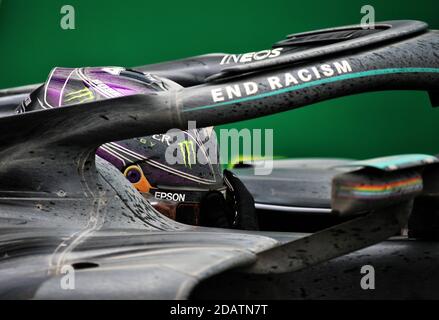 Lewis Hamilton (GBR) Mercedes AMG F1 W11 reagiert nach dem Gewinn des Großen Preises der Türkei und seiner siebten Weltmeisterschaft im Istanbul Park, Türkei. Stockfoto