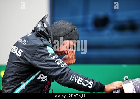 Lewis Hamilton (GBR) Mercedes AMG F1 W11 reagiert nach dem Gewinn des Großen Preises der Türkei und seiner siebten Weltmeisterschaft im Istanbul Park, Türkei. Stockfoto