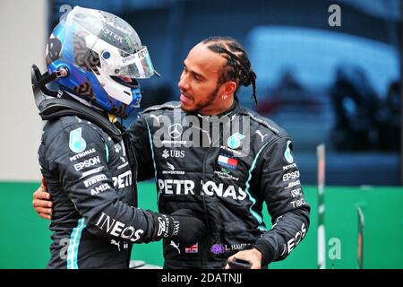 Lewis Hamilton (GBR) Mercedes AMG F1 W11 reagiert nach dem Gewinn des Großen Preises der Türkei und seiner siebten Weltmeisterschaft im Istanbul Park, Türkei. Stockfoto