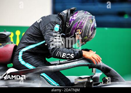 Lewis Hamilton (GBR) Mercedes AMG F1 W11 reagiert nach dem Gewinn des Großen Preises der Türkei und seiner siebten Weltmeisterschaft im Istanbul Park, Türkei. Stockfoto