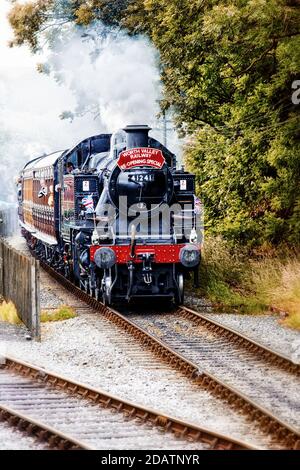 Ivatt Tank Lokomotive Nr. 41241 nähert sich Ingrow Station auf der Keighley Worth Valley Railway im Jahr 2008 Neubildung der Eröffnung Sonderzug von 1968. Stockfoto