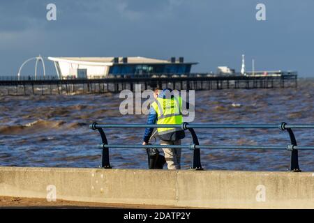 Southport, Merseyside. Wetter in Großbritannien. November 2020. Duschende Bluestry Bedingungen an der Nordwestküste. Mit Ausbrüchen von Regenschauer, mit wenigen Sonnenpausen. Kredit; MediaWorldImages/AlamyLiveNews. Stockfoto