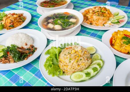 Nahaufnahme des thailändischen Street Food auf dem Tisch Stockfoto