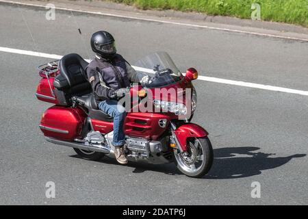 2018 roter Honda Goldwing; Motorradfahrer; zweirädriger Transport auf der M6 Motorway UK Stockfoto