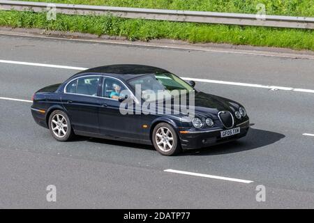 2005 schwarzer Jaguar S-Type V6 SE Auto; Fahrzeugverkehr, Fahrzeuge, Autos, Fahrzeuge, die auf britischen Straßen fahren, Motoren, Autofahren auf der Autobahn M6, britisches Straßennetz. Stockfoto