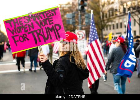 Washington, DC, USA. November 2020. WASHINGTON D.C., NOVEMBER 14- Trump-Anhänger demonstrieren während des Millionenprotesten des Maga-Marsches zu Wahlergebnissen am 14. November 2020 in Washington, DC Foto: Chris Tuite/ImageSPACE Credit: Imagespace/Alamy Live News Stockfoto