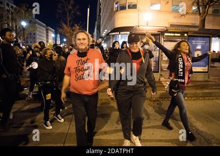 Washington, DC, USA. November 2020. WASHINGTON D.C., NOVEMBER 14- Trump-Anhänger demonstrieren während des Millionenprotesten des Maga-Marsches zu Wahlergebnissen am 14. November 2020 in Washington, DC Foto: Chris Tuite/ImageSPACE Credit: Imagespace/Alamy Live News Stockfoto
