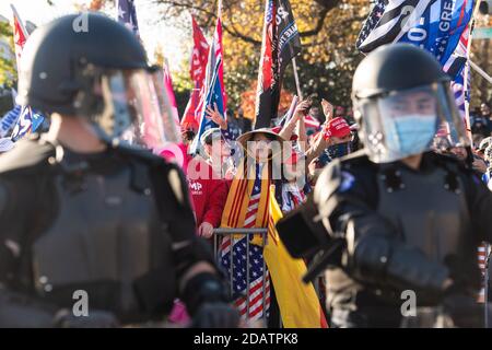 Washington, DC, USA. November 2020. WASHINGTON D.C., NOVEMBER 14- Trump-Anhänger demonstrieren während des Millionenprotesten des Maga-Marsches zu Wahlergebnissen am 14. November 2020 in Washington, DC Foto: Chris Tuite/ImageSPACE Credit: Imagespace/Alamy Live News Stockfoto