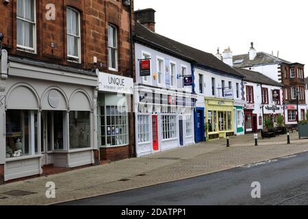 Ansicht der Geschäfte und Architektur in Penrith Stadtzentrum, Cumbria, England, Großbritannien Stockfoto