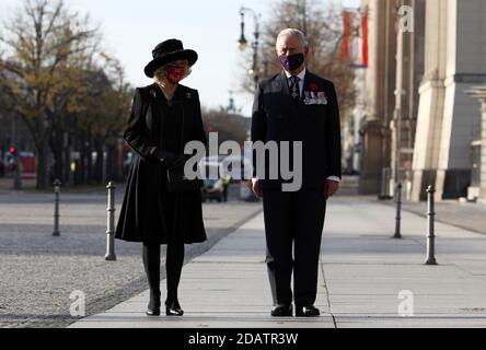 Berlin, Deutschland. November 2020. Prinz Charles und seine Frau Camilla kommen in die Neue Wache, um am Tag der nationalen Trauer einen Kranz zu legen. Der Prinz von Wales und die Herzogin von Cornwall sind zum zentralen Gedenken an den Volkstrauertag in Berlin. Der diesjährige Nationalfeiertag der Trauer zum Gedenken an die Opfer des Nationalsozialismus und die Toten beider Weltkriege ist der deutsch-britischen Freundschaft gewidmet. Kredit: Christian Mang/Reuters/Pool/dpa/Alamy Live Nachrichten Stockfoto