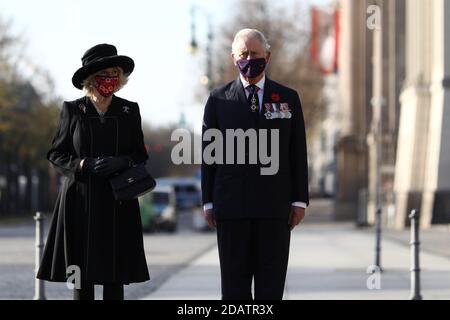 Berlin, Deutschland. November 2020. Prinz Charles und seine Frau Camilla kommen in die Neue Wache, um am Tag der nationalen Trauer einen Kranz zu legen. Der Prinz von Wales und die Herzogin von Cornwall sind zum zentralen Gedenken an den Volkstrauertag in Berlin. Der diesjährige Nationalfeiertag der Trauer zum Gedenken an die Opfer des Nationalsozialismus und die Toten beider Weltkriege ist der deutsch-britischen Freundschaft gewidmet. Kredit: Christian Mang/Reuters/Pool/dpa/Alamy Live Nachrichten Stockfoto