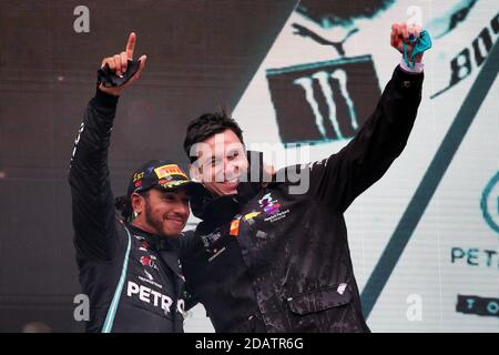 Lewis Hamilton (GBR) von Mercedes AMG F1 feiert mit Mercedes AMG F1-Aktionär und Geschäftsführer Toto Wolff nach dem Gewinn des Großen Preises der Türkei für seine siebte Weltmeisterschaft im türkischen Istanbul Park auf dem Podium. Stockfoto