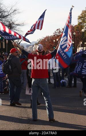 WASHINGTON, D.C. - 14. NOVEMBER: Anhänger von US-Präsident Donald Trump nehmen am Millionen-Maga-Marsch in Freiheit am 14. November 2020 in Washington, DC Teil.Quelle: Mpi34/MediaPunch Stockfoto