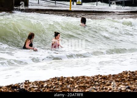 Shoreham, West Sussex, UK Sonntag, 15. November 2020UK Wetter: Open Water Schwimmer trotzen dem Meer in der relativen Ruhe des Shoreham Harbour, da die Bedingungen an exponierten Stränden zu wild sind. Foto ©Julia Claxton Credit: Julia Claxton/Alamy Live News Stockfoto