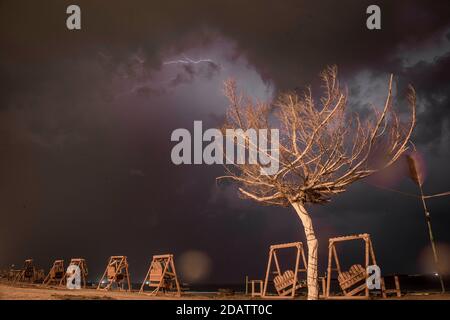 15. November 2020, Gaza-Stadt, der Gazastreifen, Palästina: Während eines Sturms in Gaza-Stadt erleuchtet ein Blitz den Himmel über dem Meer. (Bild: © Abed Alrahman Alkahlout/Quds Net News via ZUMA Wire) Stockfoto