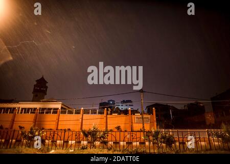 15. November 2020, Gaza-Stadt, der Gazastreifen, Palästina: Während eines Sturms in Gaza-Stadt erleuchtet ein Blitz den Himmel über dem Meer. (Bild: © Abed Alrahman Alkahlout/Quds Net News via ZUMA Wire) Stockfoto