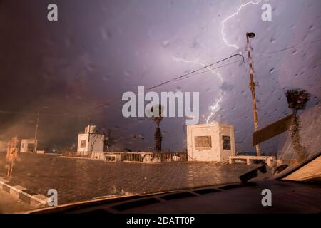 15. November 2020, Gaza-Stadt, der Gazastreifen, Palästina: Während eines Sturms in Gaza-Stadt erleuchtet ein Blitz den Himmel über dem Meer. (Bild: © Abed Alrahman Alkahlout/Quds Net News via ZUMA Wire) Stockfoto