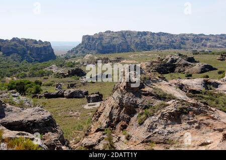 Felsiger Aussichtspunkt über Grasland trifft auf trockenen Laubwald in Isalo Nationalpark Stockfoto