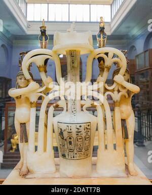 Ägypten, Kairo, Tutanchamon Alabaster, aus seinem Grab in Luxor: Composite Parfüm Vase, mit 2 Nil-Göttern (genannt Hapy). Stockfoto