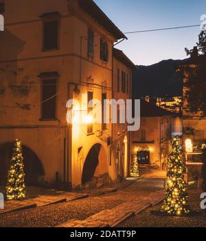 Weihnachtsstimmung in den historischen gepflasterten Straßen von Orta San Giulio im Dezember, einem atemberaubenden mittelalterlichen Dorf im Piemont. Stockfoto