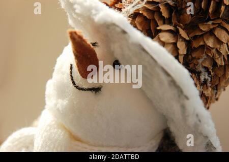 Sehr Nahaufnahme Profil Porträt eines Schneemann Spielzeug suchen Nach oben Stockfoto