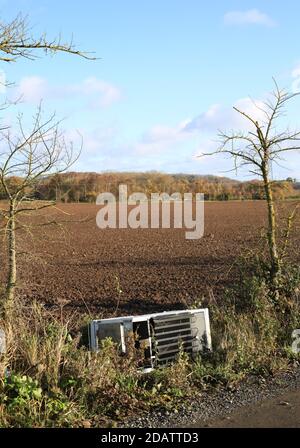 Haushaltskühlschrank in der britischen Landschaft abgeladen. Stockfoto