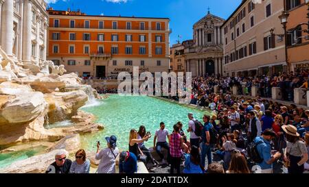 Rom, Italien - 27. April 2019: Der berühmte Trevi-Brunnen oder Trevi-Brunnen auf der Piazza Trevi, Rom. Erbaut 1762, entworfen von Nicola Salvi Stockfoto