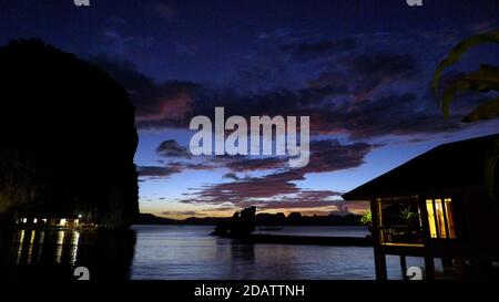 Schönen Sonnenuntergang mit Silhouetten der philippinischen Boote in El Nido, Palawan, Philippinen Stockfoto