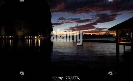 Schönen Sonnenuntergang mit Silhouetten der philippinischen Boote in El Nido, Palawan, Philippinen Stockfoto