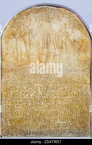 Ägypten, Kairo, Ägyptisches Museum, Stele von Neferrenpet, Dynastie 19, aus Abydos. Neferrenpet verehrt Osiris, Isis, Horus und Oupouaout. Stockfoto