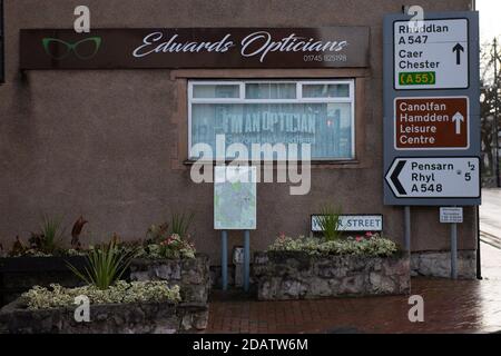 Fensteranzeigen in Abergele, Nordwales, vor dem Start der neuen Serie von I'm A Celebrity... get me out of here! Die auf Schloss Gwrych stattfindet. Stockfoto