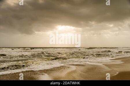 Sonnenschein über dem Meer durch die Wolken Blick aus Strand von somnath Tempel Gujarat Indien Stockfoto