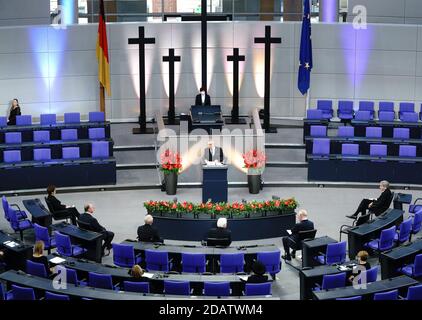 Berlin, Deutschland. November 2020. Wolfgang Schneiderhahn, Präsident des Volksbundes Deutsche Kriegsgräberfürsorge, spricht mit den Gästen des Deutschen Bundestages, darunter Prinz Charles (1. Reihe, 2. Von rechts) und Herzogin Camilla (2. Reihe, 2. Von rechts). Der Prinz von Wales und die Herzogin von Cornwall sind anlässlich des zentralen Gedenkens an den Volkstrauertag in Berlin. Der diesjährige Volkstrauertag zum Gedenken an die Opfer des Nationalsozialismus und die Toten beider Weltkriege ist der deutsch-britischen Freundschaft gewidmet. Quelle: Kay Nietfeld/dpa/Alamy Live News Stockfoto