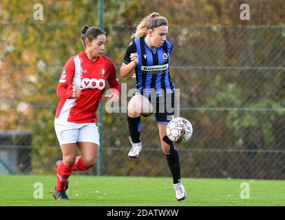 Talitha De Groote (20 Brügge) im Duell mit Standard's Lola Wajnblum während eines weiblichen Fußballspiels zwischen Standard Femina de Liege und Club Brugge YLA am siebten Spieltag der Saison 2020 - 2021 der belgischen Scooore Womens Super League , samstag, 14. November 2020 in Angleur, Belgien . FOTO SPORTPIX.BE / SPP / DAVID CATRY David Catry / Sportpix.be / SPP Stockfoto