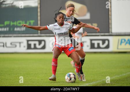 Aalsts Stürmerin Daisy Baudewijns (R) und Zulte Waregems Stürmerin Esther Buabadi (L) während eines Fußballspiels zwischen Eendracht Aalst und SV Zulte Waregem am siebten Spieltag der Saison 2020 - 2021 der belgischen Scooore Womens Super League, Samstag, 14. November 2020 in Aalst, Belgien . FOTO SPORTPIX.BE Dirk VUYLSTEKE Dirk Vuylsteke Sportpix.be Stockfoto